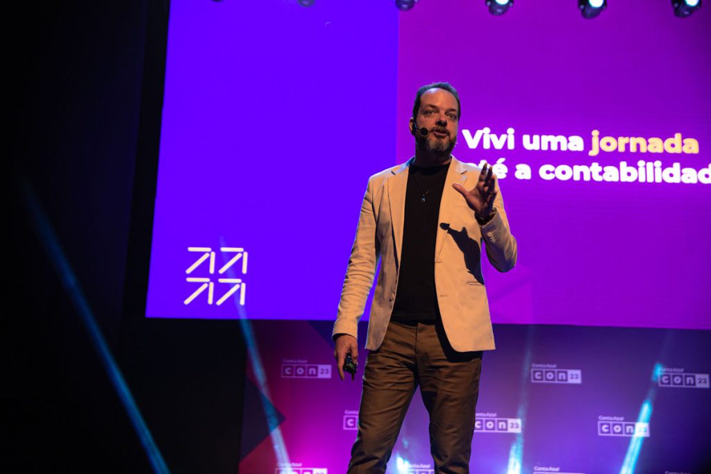 Anderson Hernandes no palco do seu evento, compartilhando sua jornada começando do zero no seu escritório de contabilidade