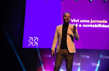 Anderson Hernandes no palco do seu evento, compartilhando sua jornada começando do zero no seu escritório de contabilidade