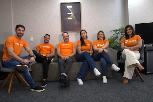 Imagem mostra os sócios da Tactus Contabilidade sentados no sofá