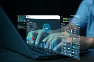 Imagem mostra mãos mexendo em notebook com gráficos modernos, para ilustrar o CRM para Contabilidade