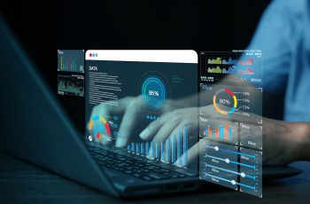 Imagem mostra mãos mexendo em notebook com gráficos modernos, para ilustrar o CRM para Contabilidade