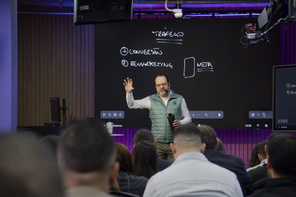 Anderson Hernandes em palestra da AH Gestão com lousa atrás mostrando estratégia de marketing contábil