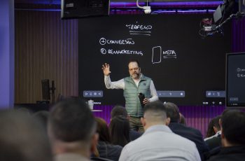 Anderson Hernandes em palestra da AH Gestão com lousa atrás mostrando estratégia de marketing contábil