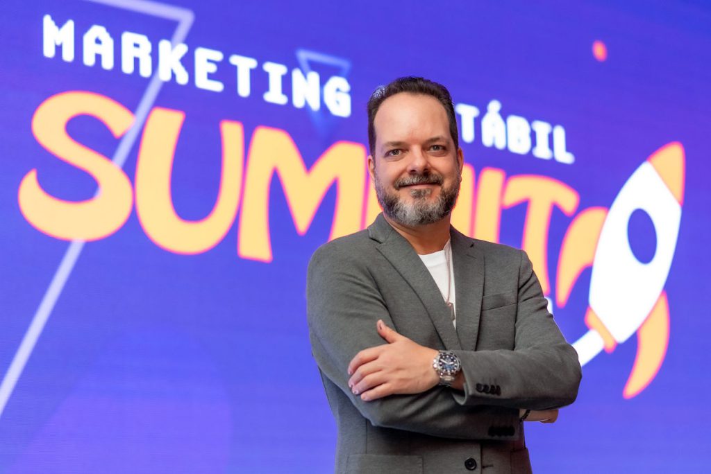 Anderson Hernandes no palco do Marketing Contábil Summit