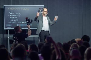 Anderson Hernandes no palco, ensinando estratégias de Contabilidade nichada e marketing para contadores