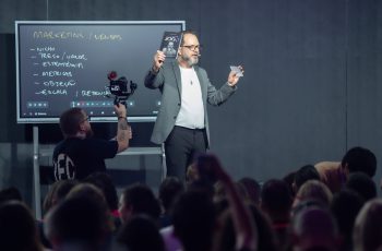 Anderson Hernandes no palco, ensinando estratégias de Contabilidade nichada e marketing para contadores