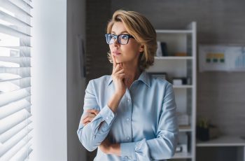 Imagem mostra empresária contábil pensativo, como se perguntasse "posso abrir um escritório de contabilidade sozinha?"