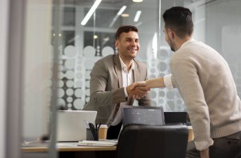 Homens se cumprimentando com aperto de mãos, para simular como cobrar honorários contábeis de forma amigável