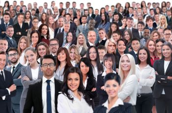 Montagem de colagem com rostos de vários empresários, para simular o crescimento do número de escritórios contábeis no Brasil