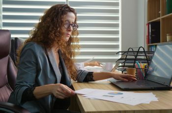 Imagem mostra mulher trabalhando no seu escritório em home office, para ilustrar a escolha do CNAE para escritório de contabilidade