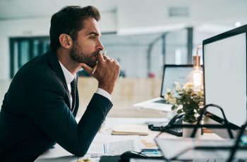 Empresário pensativo, para simular a dúvida se contador autônomo precisa de CNPJ