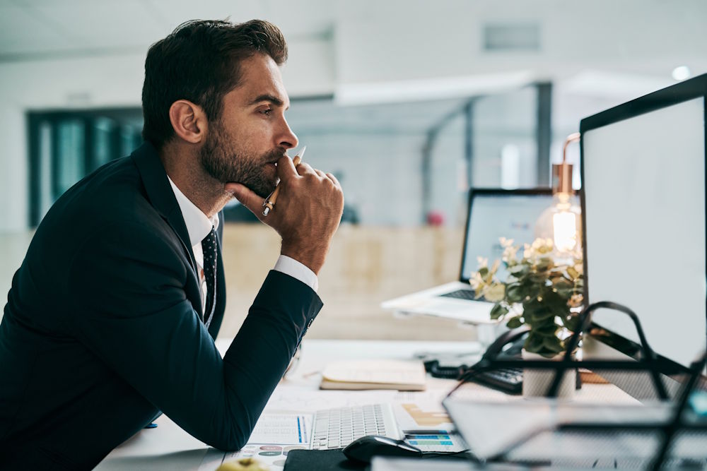 Empresário pensativo, para simular a dúvida se contador autônomo precisa de CNPJ