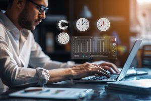 Imagem mostra executivo usando computador com gráficos de produtividade para simular as funcionalidades do Gestta