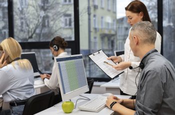 Funcionários trabalhando em ambiente de escritório, para ilustrar a importância de uma rotina contábil