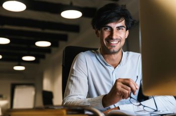 Imagem mostra jovem empreendedor contábil sorrindo de forma confiante