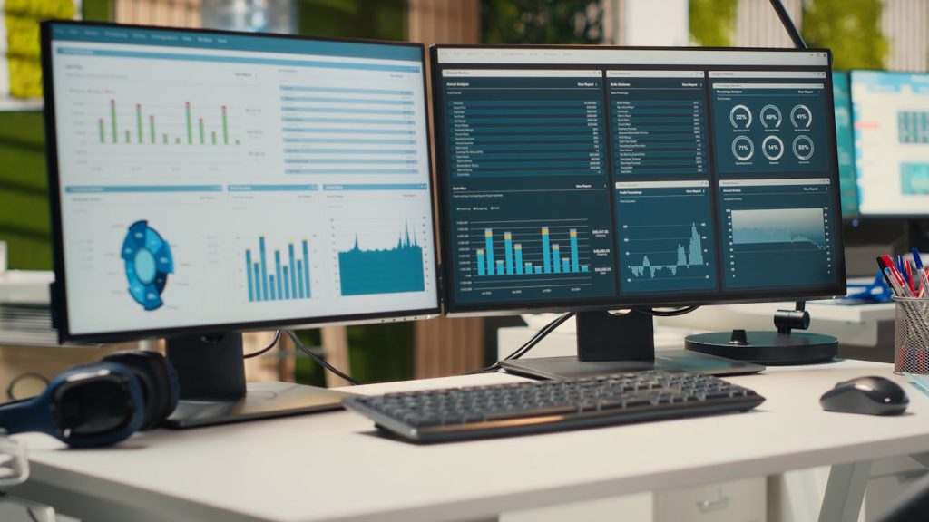 Duas telas de computador com gráficos abertos, para ilustrar os melhores sistemas contábeis baratos do mercado