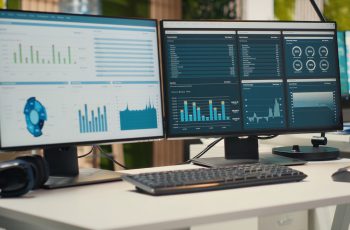 Duas telas de computador com gráficos abertos, para ilustrar os melhores sistemas contábeis baratos do mercado