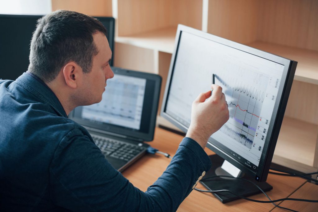Imagem mostra contador analisando um sistema contábil, para simbolizar como funciona o Sistema Domînio