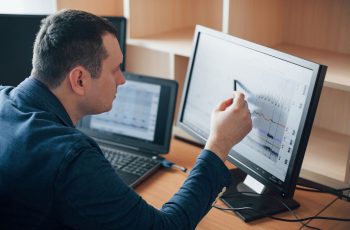 Imagem mostra contador analisando um sistema contábil, para simbolizar como funciona o Sistema Domînio